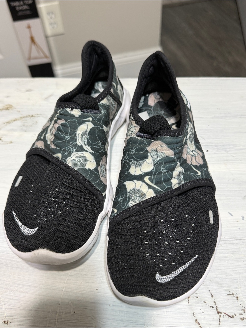 Nike Free RN Flyknit 3.0 sneakers in a black floral colorway size 8